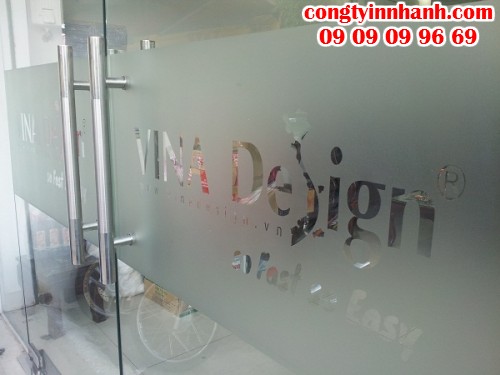 In decal trong mờ dán kính giá rẻ cho showroom xe hơi Toyota